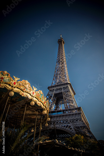 Tour Eiffel et manège