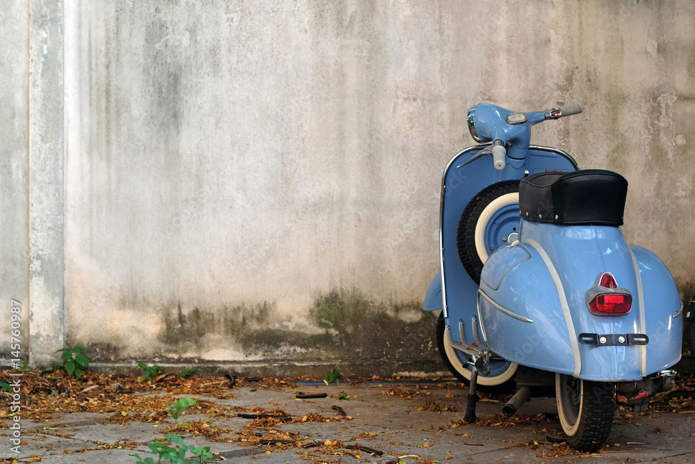 Obraz premium Blue Retro Scooter on old wall