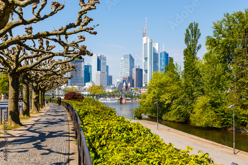 Frankfurt am Main, Sachsenhäuser Ufer. Rechts die Maininsel, im Hintergrund die Skyline. April 2017.
