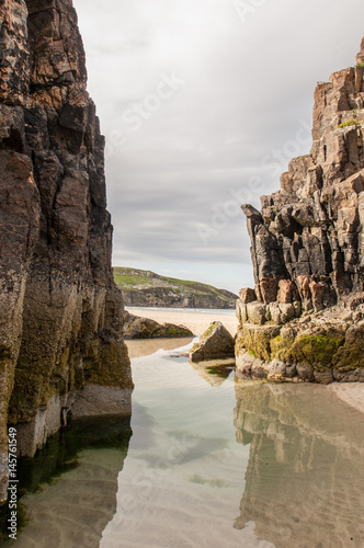 Strand mit Felsen auf den Äußeren Hebriden, Schottland