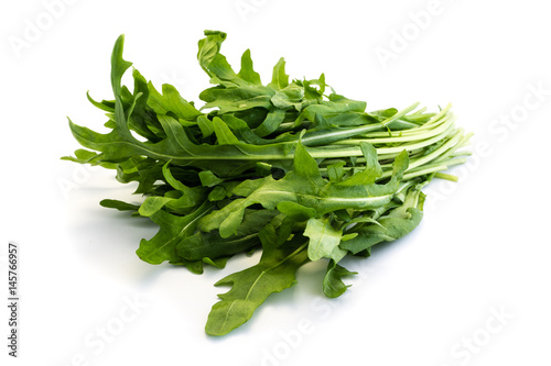 Rucola Rauke isoliert freigestellt auf weißen Hintergrund, Freisteller