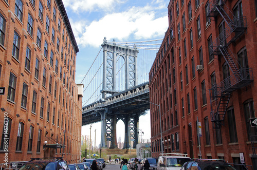 Fototapeta Naklejka Na Ścianę i Meble -  New York - Blick durch die Häuser auf die Brooklyn Bridge