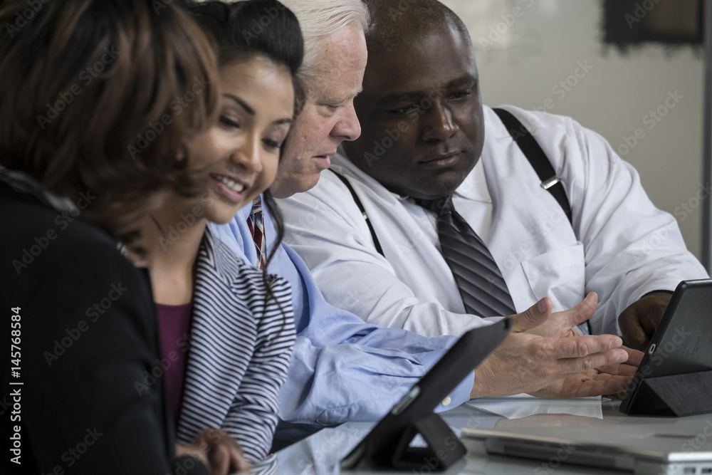 Obraz premium Ethnically diverse business professionals meeting in an office