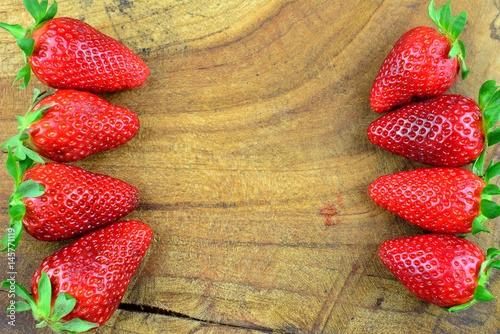 Obstkarte - Erdbeeren am Holzbrett mit Textfreiraum photo