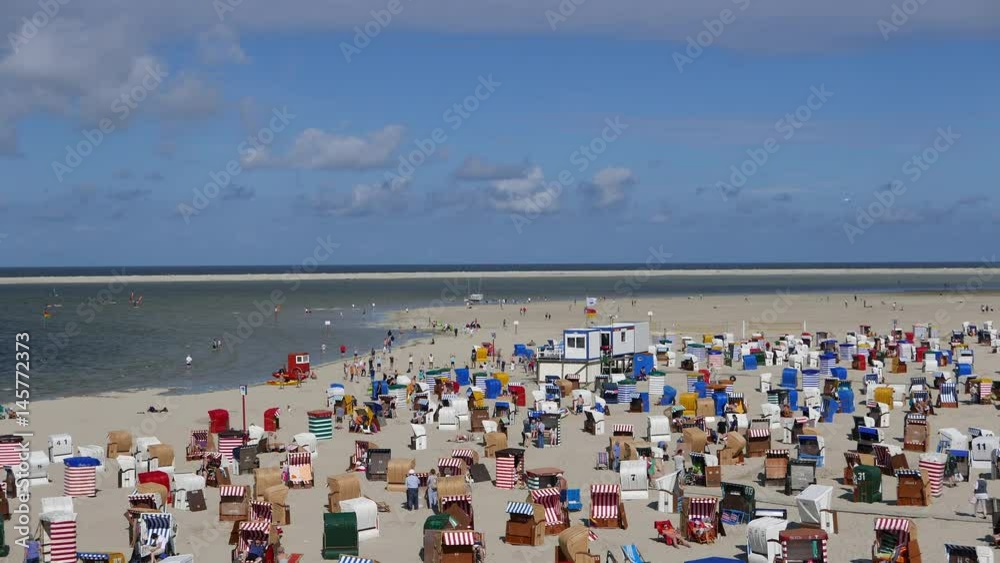 Strand mit Strandkörben auf Nordsee Insel vor blauen Himmel und Dünen Strand mit Strandkörben auf Nordsee Insel vor blauen Himmel und Dünen