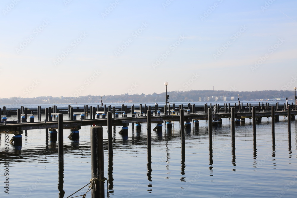 Hafen oder Marina mit Pfosten im Winter
