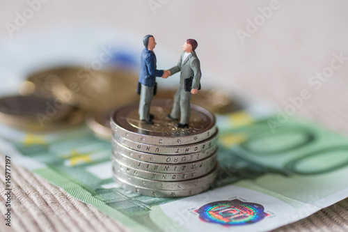 Obraz na płótnie Geschäftspartner beim Vertragsabschluss w salonie