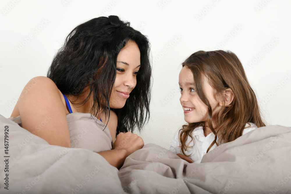 jeune mère et sa fille au lit Stock Photo | Adobe Stock