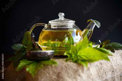 tea with currant leaves