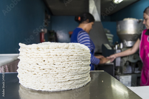 tortillas con mujeres al fondo