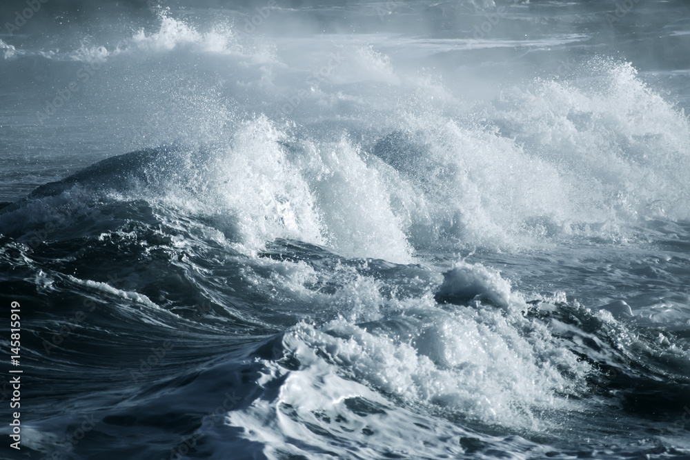 Fototapeta premium Wielka burzliwa fala oceanu. Tło niebieskie wody