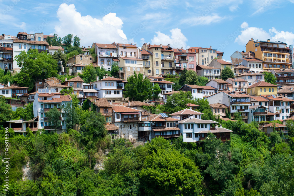 Obraz premium Houses on the hillside of Veliko Tarnovo, Bulgaria