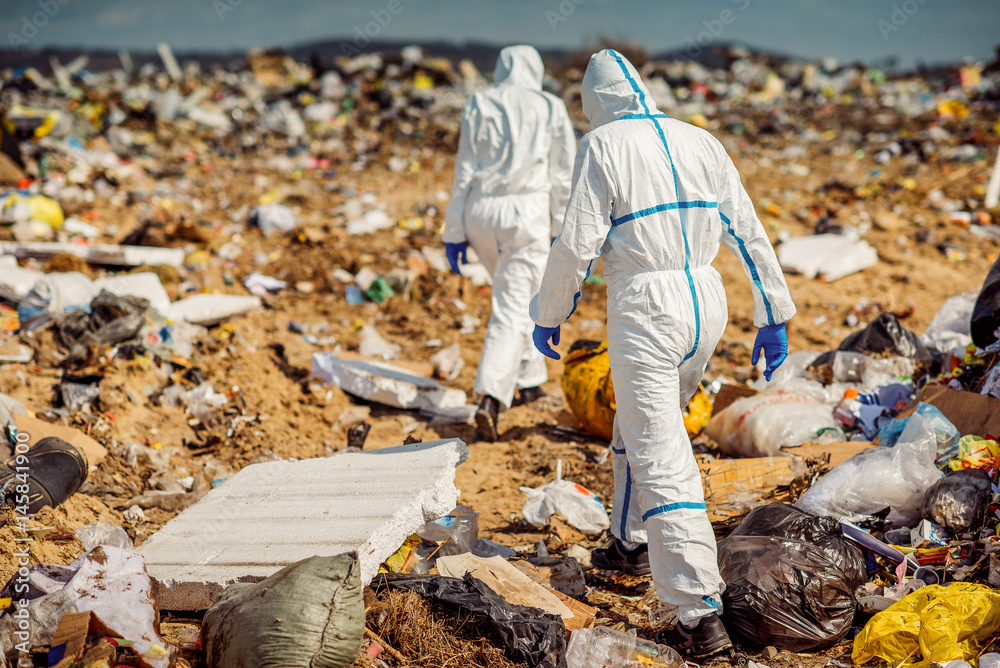 Obraz premium Recycling workers researching on the landfill