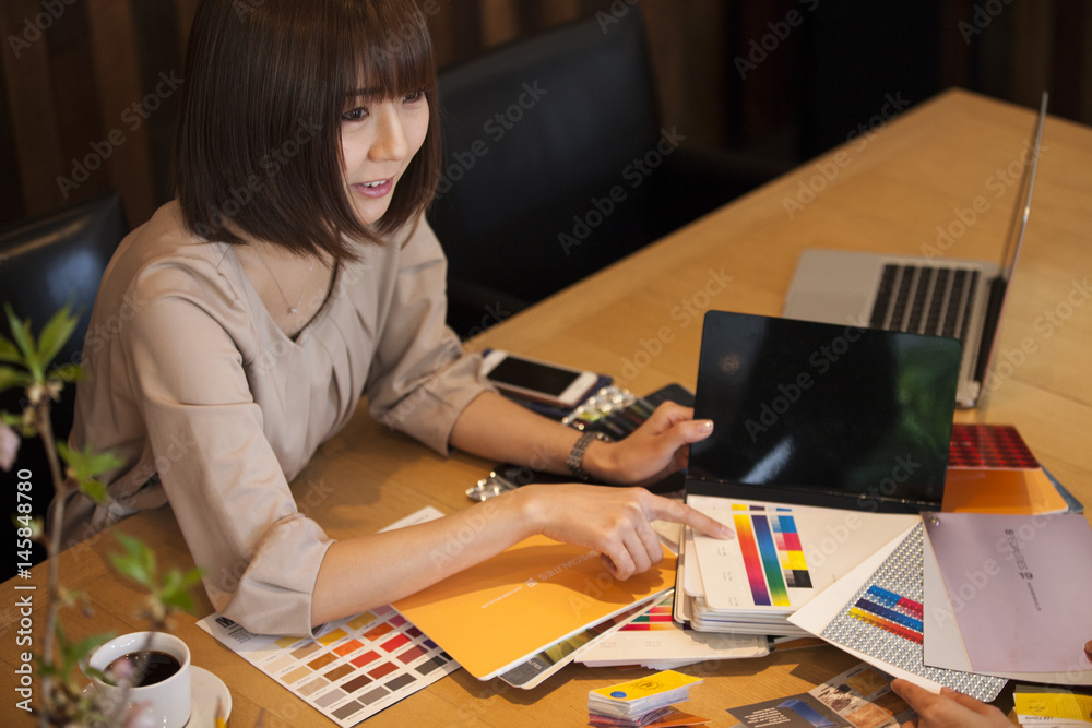 Fototapeta premium Women are holding product planning meetings