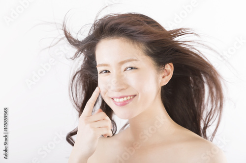 ビューティー 髪の毛 なびく 風 イメージ カメラ目線で笑顔 Stock Photo Adobe Stock