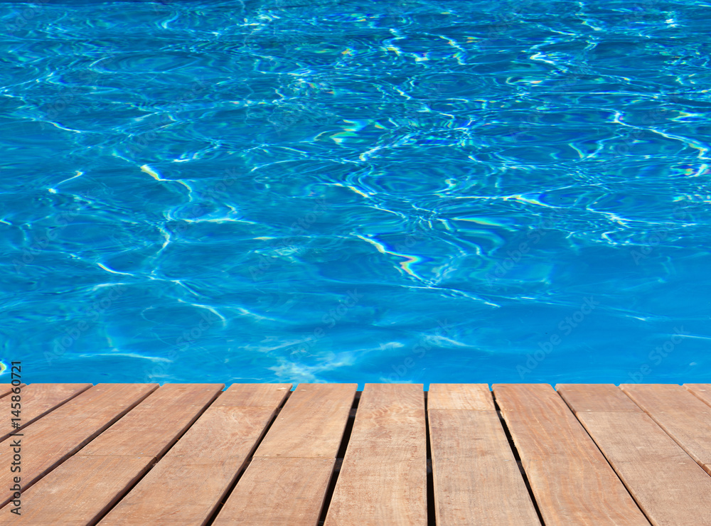 piscine bleue et plage bois
