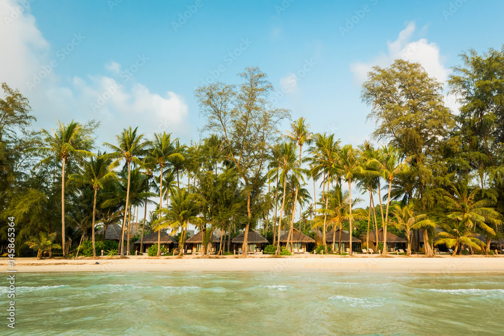 Obraz premium Beautiful exotic beach and very nice beach for relaxation, Breathtaking white sandy with coconut palm tree at Koh Kood Island, Located Trat province, Thailand