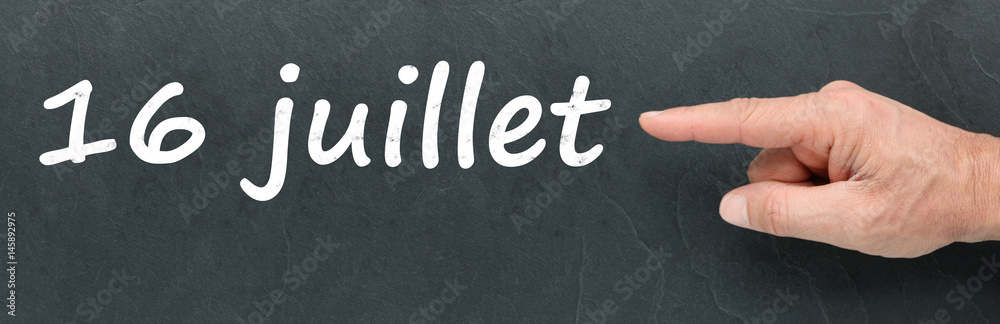 Obraz premium 16 juillet à la craie et montrer du doigt sur ardoise