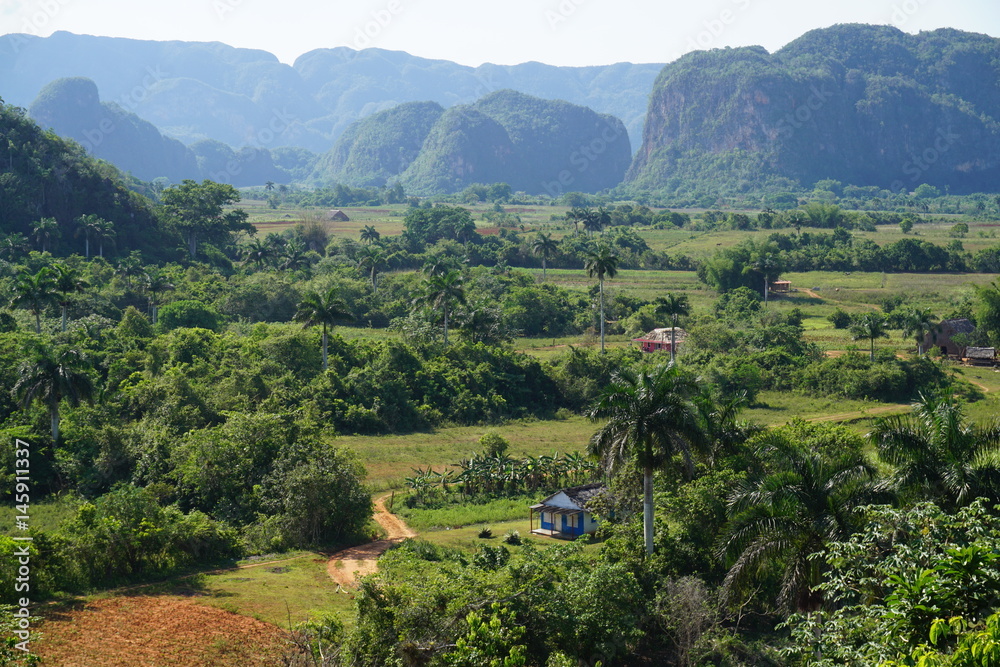 Obraz premium Mountains in the North of Cuba with huts