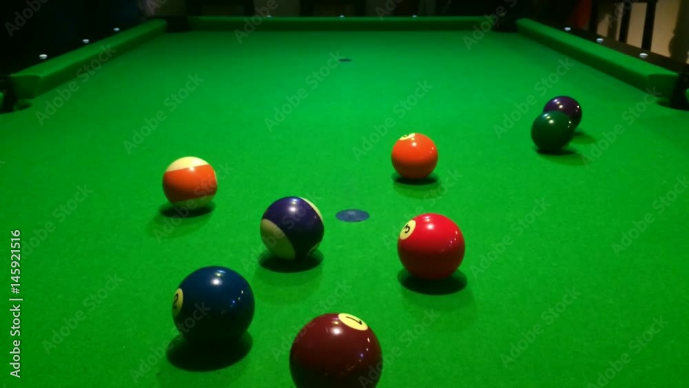 Billard Anstoß durch Spieler - Kugel trifft andere Kugeln in Pyramide/Dreieck und rollen in alle Richtungen Billard Anstoß durch Spieler - Kugel trifft andere Kugeln in Pyramide/Dreieck und rollen in alle Richtungen