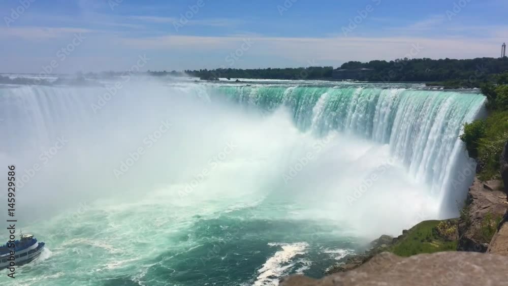 Boot kommt ins Bild gefahren auf Wasser bei Niagara Wasserfällen in Kanada Boot kommt ins Bild gefahren auf Wasser bei Niagara Wasserfällen in Kanada