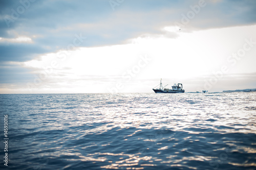 barco pesquero en el mar