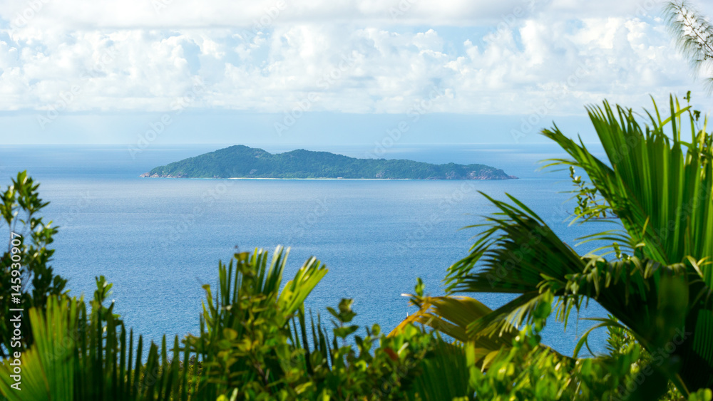 Insel Curieuse, Seychellen, mit Einrahmung aus Palmen
