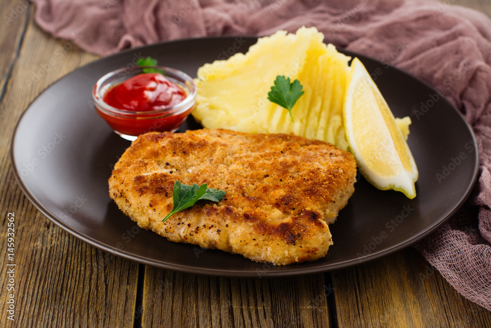 Turkey schnitzel with mashed potatoes Turkey schnitzel with mashed potatoes