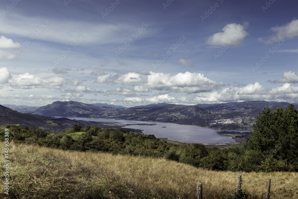 represa en medio de las montañas en un atardecer