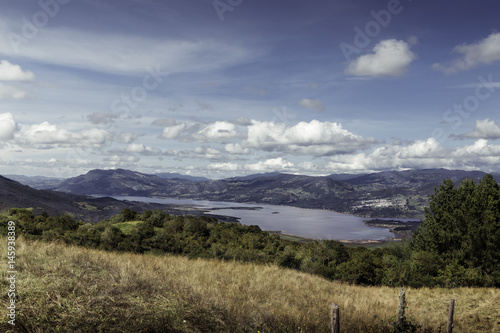 represa en medio de las montañas en un atardecer