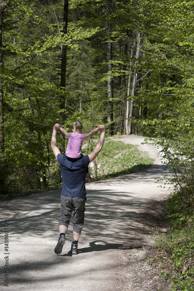 Vater und Tochter beim Wandern Vater und Tochter beim Wandern