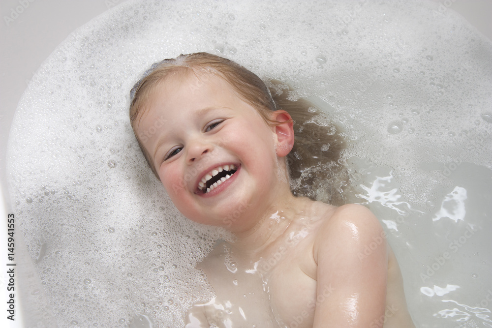 Gl ckliches M dchen Beim Baden Mit Viel Schaum Stock Foto Adobe Stock gl-ckliches-m-dchen-beim-baden-mit-viel-schaum-stock-foto-adobe-stock