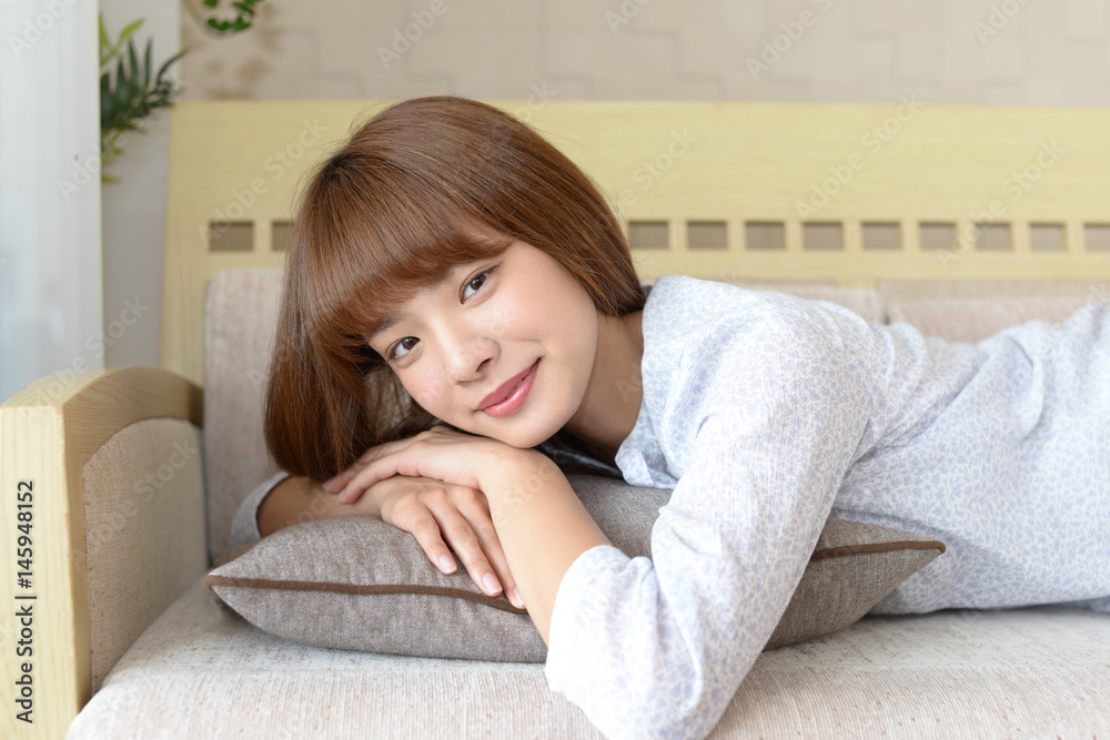 寛ぐ女性 寛ぐ女性