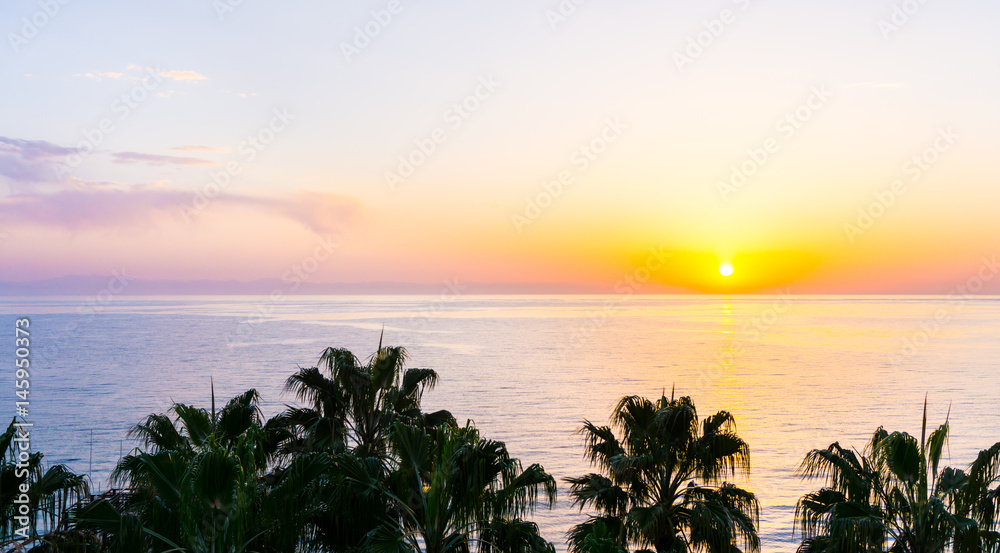 Obraz premium sunset on the sea. sunrise