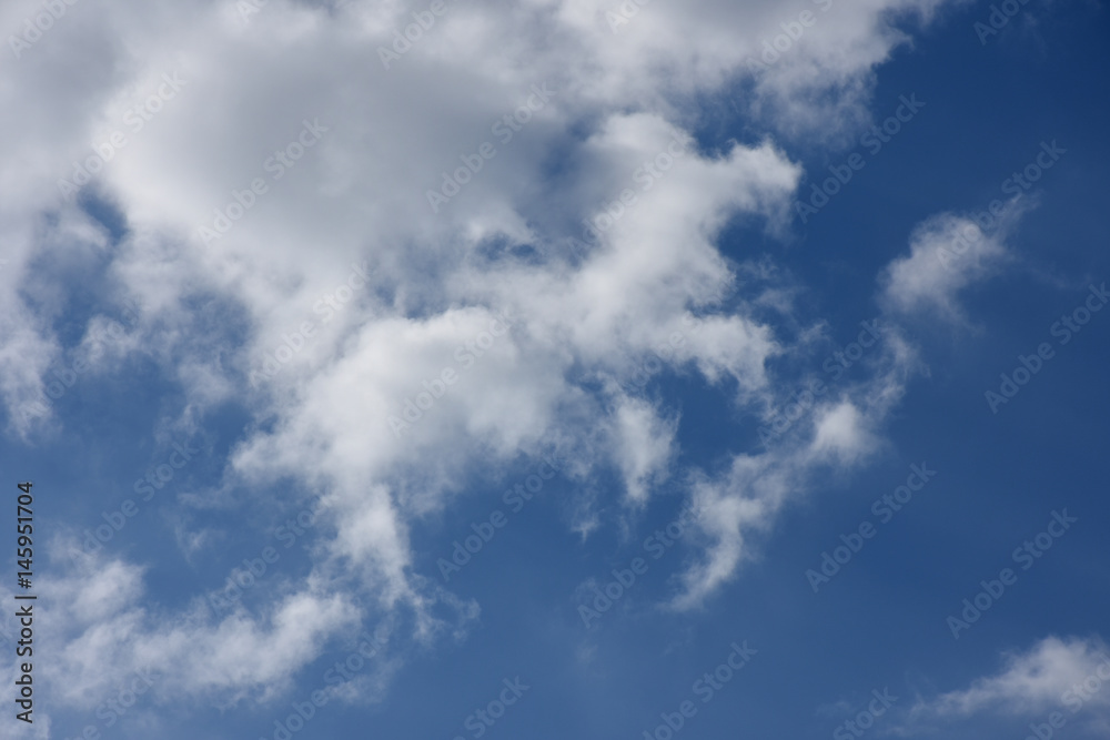 青空と雲「空想・天駆ける雲のモンスター（右側が顔、下が手足）」