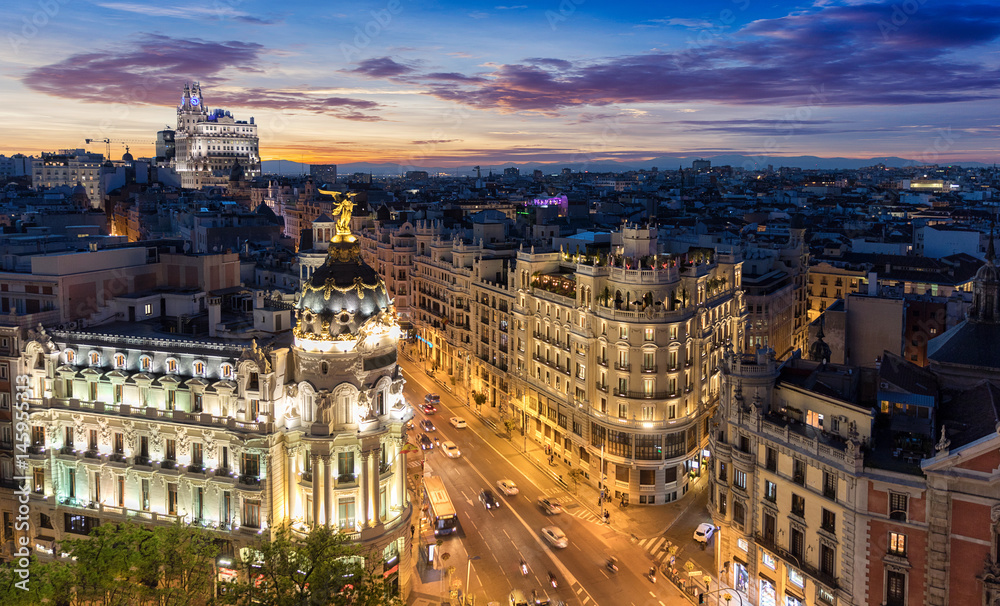 Obraz premium Panorama ulicy Gran Via w Madrycie po zachodzie słońca