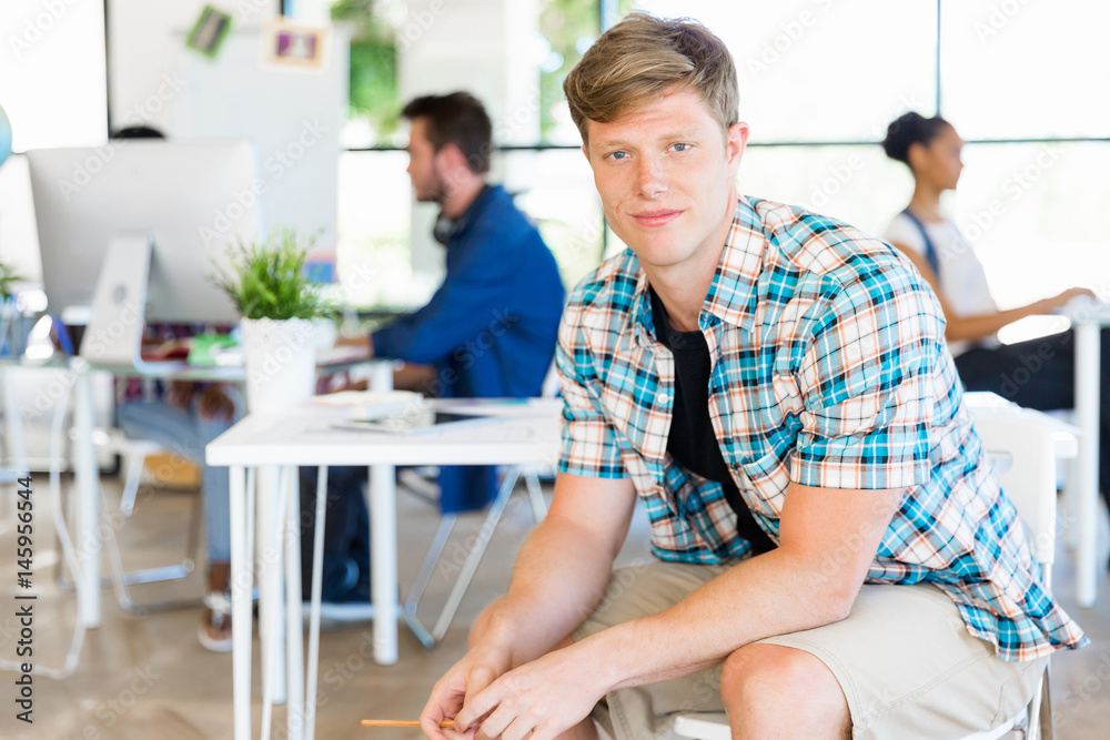 Obraz premium Young man working in office