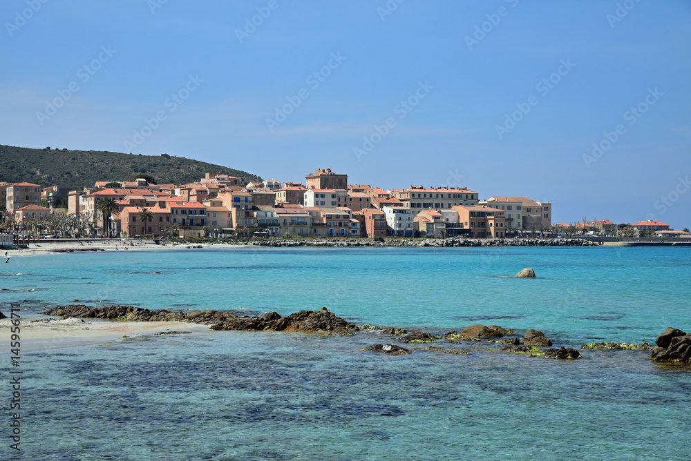Eaux turquoises de la Méditerranée en Corse à l'Ile-Rousse
