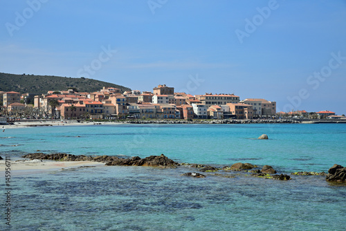 Eaux turquoises de la Méditerranée en Corse à l'Ile-Rousse