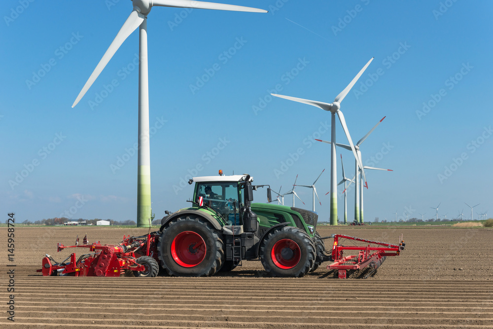Fototapeta Traktor mit Front-Roller und Dammfräse beim Kartoffelanbau - 7119