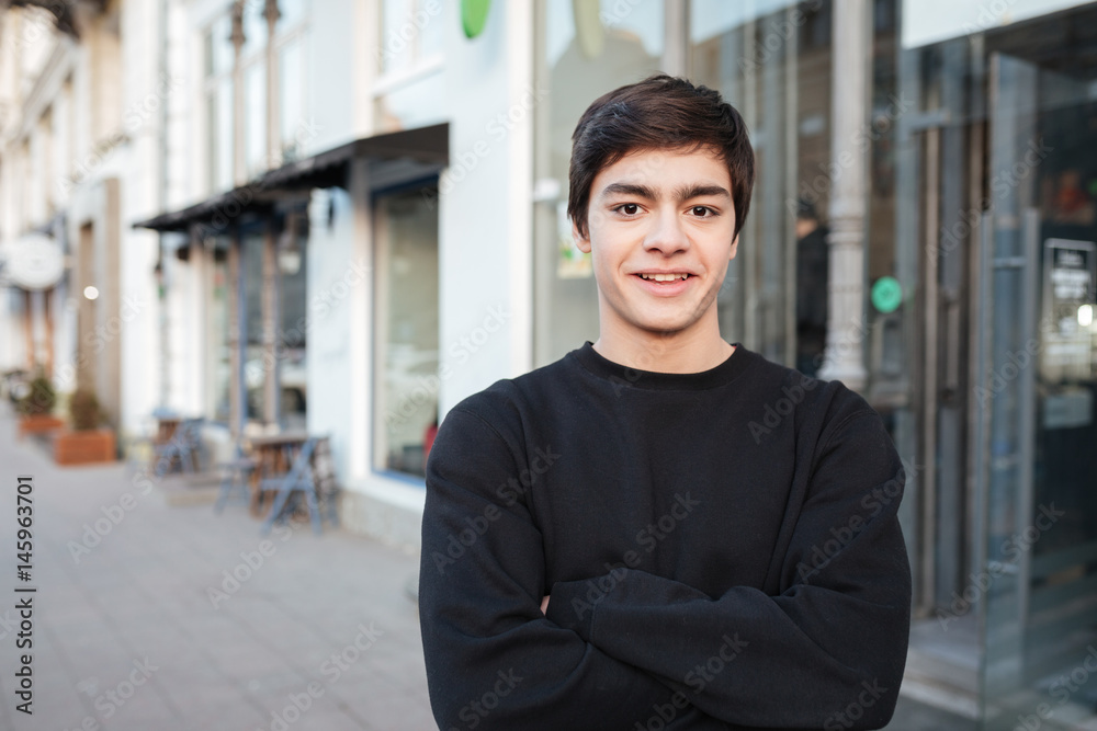 Obraz premium Young man looking camera