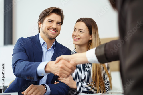 handschlag nach einem beratungsgespräch photo