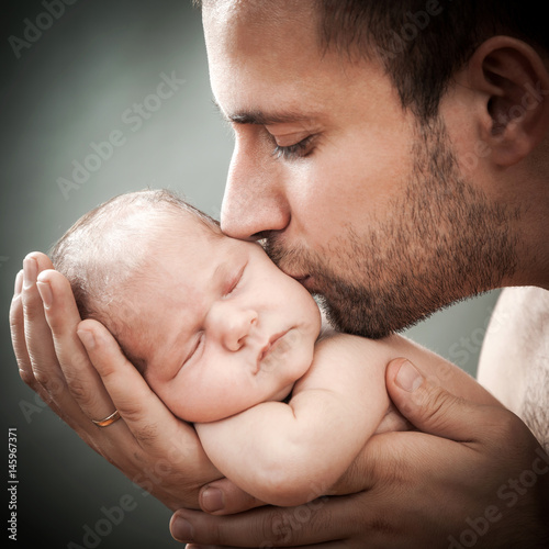 Obraz na płótnie newborn child and father w salonie