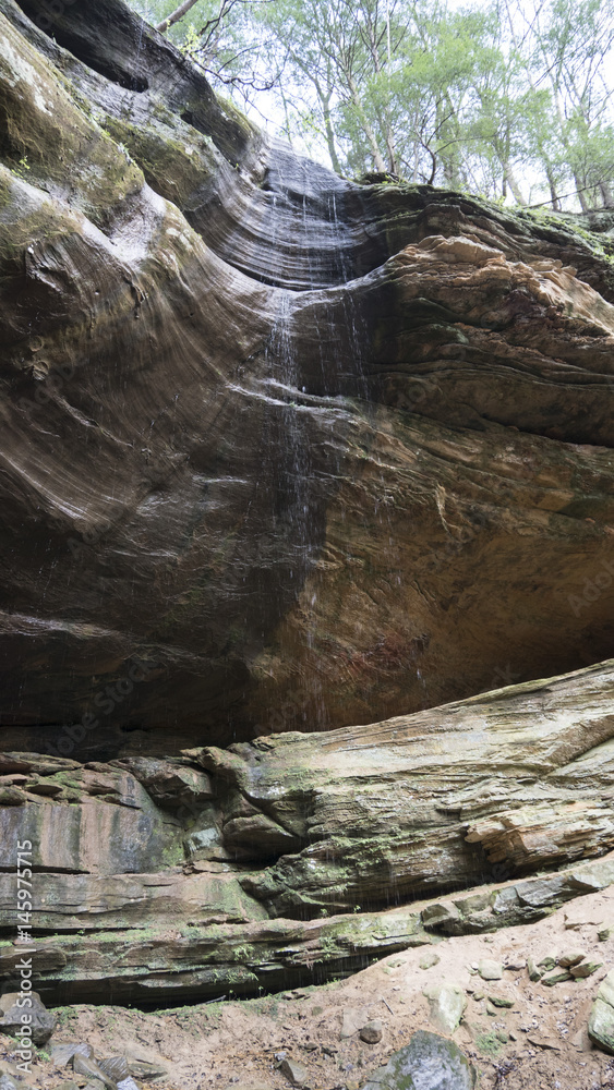 Obraz premium hocking hills rock waterfall forrest