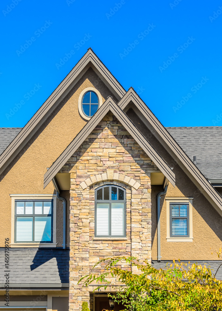 Obraz premium the roof of the house with nice window