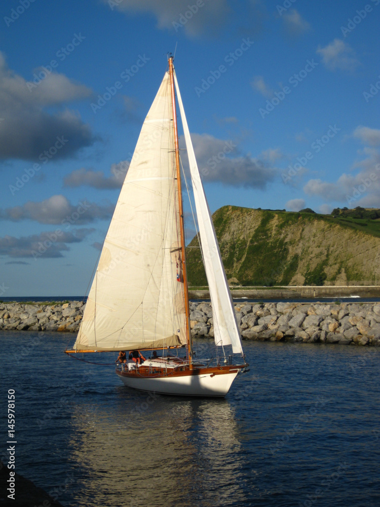 Fototapeta premium Velero hacia el puerto