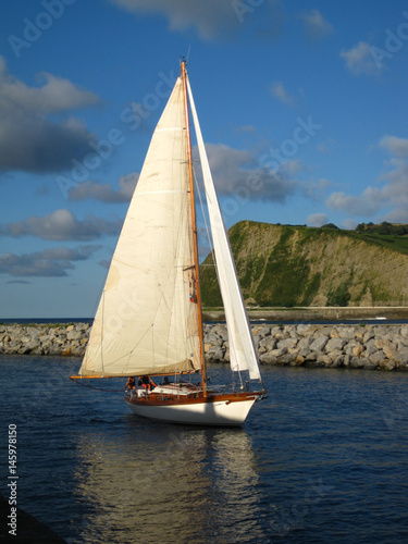 Velero hacia el puerto