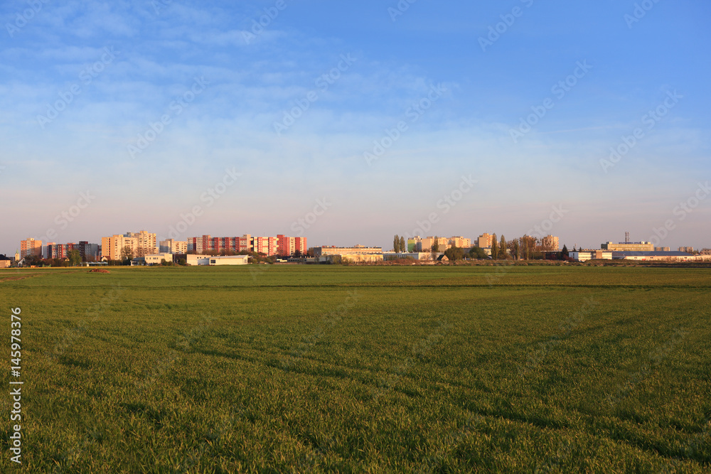 Krajobraz wiejski, bloki i budynki mieszkalne w Opolu