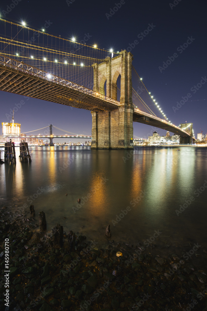 Fototapeta premium Brooklyn bridge at night, in New York.