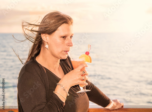 giovane donna sul ponte della nave in crociera